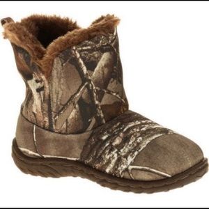 NEARLY NEW REALTREE LINED HARD BOTTOM SLIPPERS